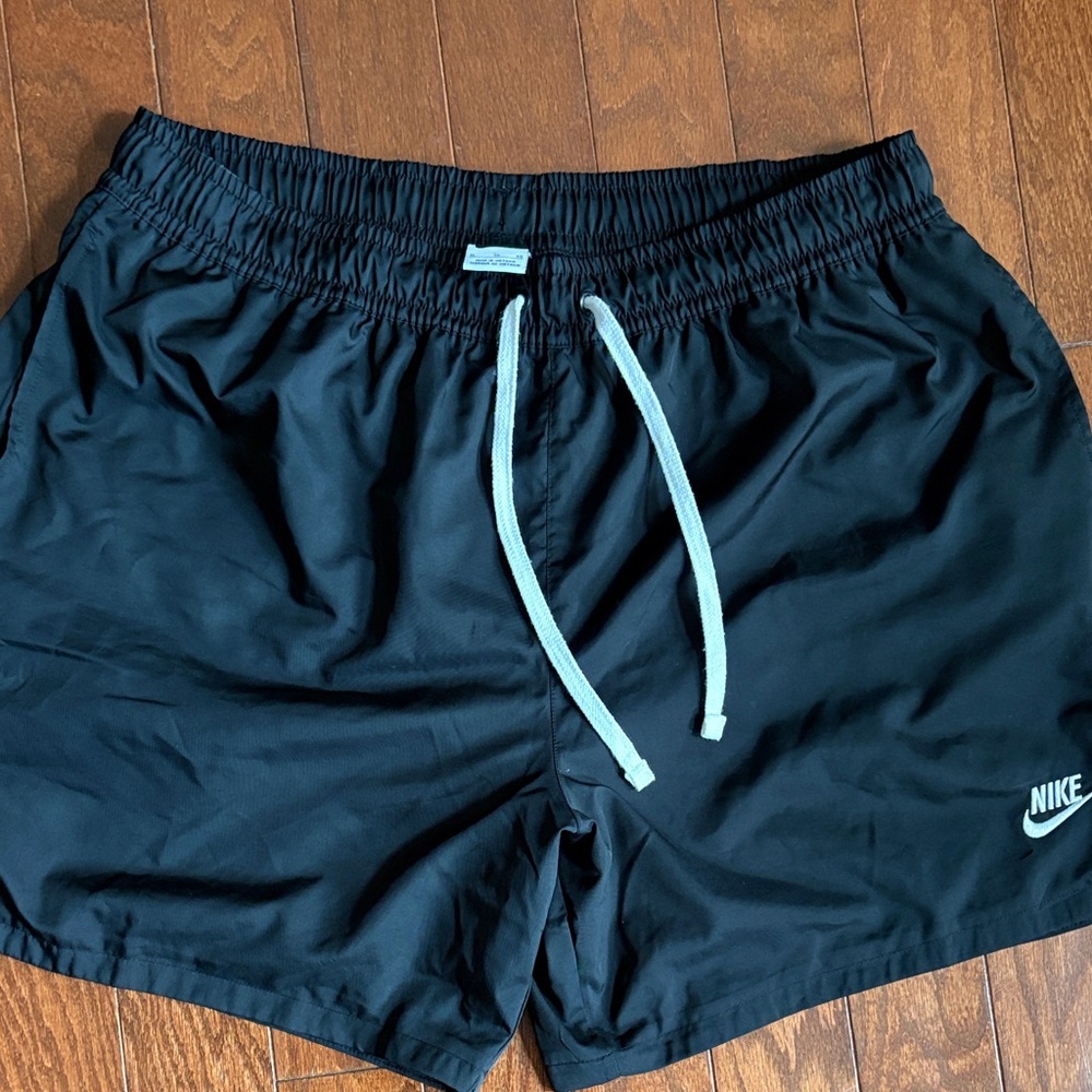 Nike Men’s woven lined flow shorts